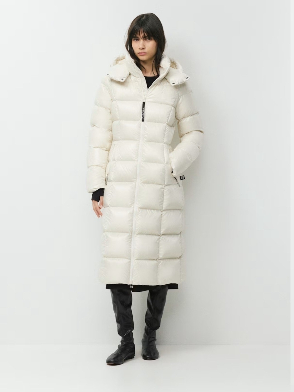 Aritzia The Super Puff Long in the Hi-Gloss finish and Birch color. Size Large